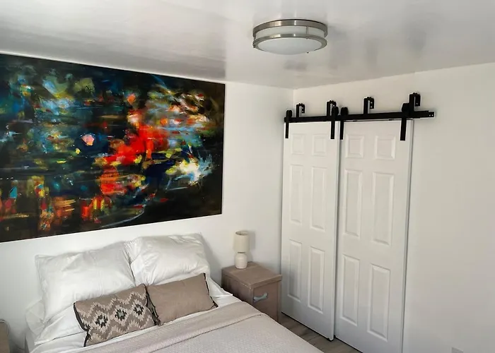 Adorable One Bedroom With Parking * Phoenix